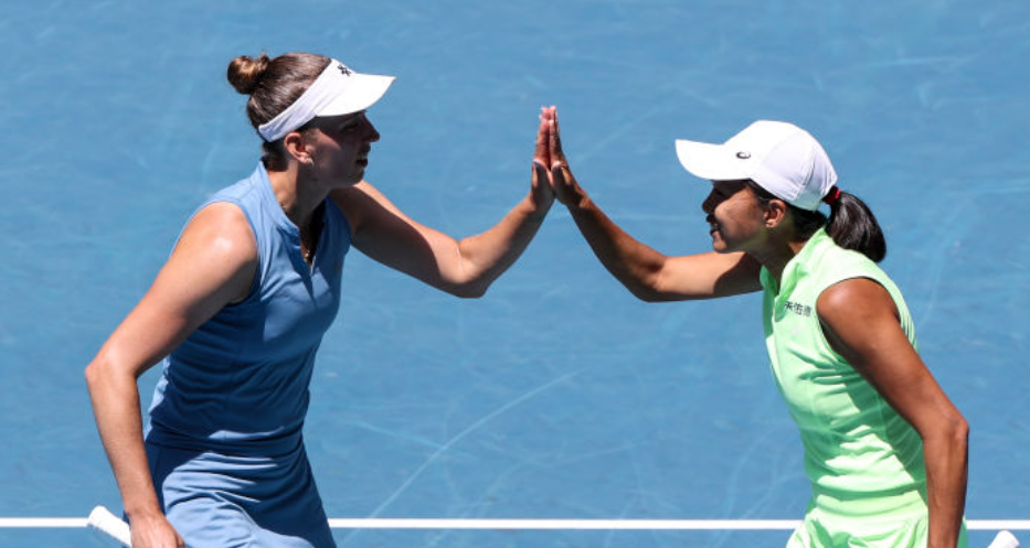 新华社快讯：张帅/梅尔滕斯夺得澳网女双冠军